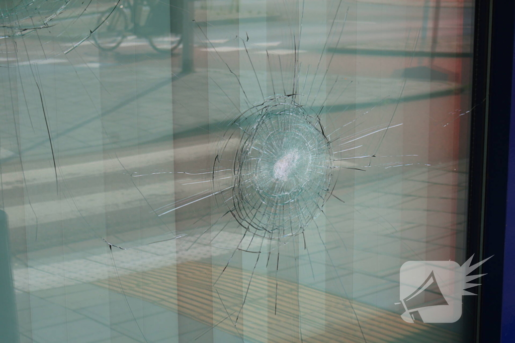 Ruit politiebureau vernield, politie doet onderzoek naar daders