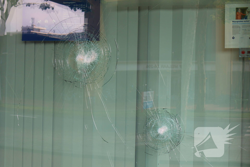Ruit politiebureau vernield, politie doet onderzoek naar daders
