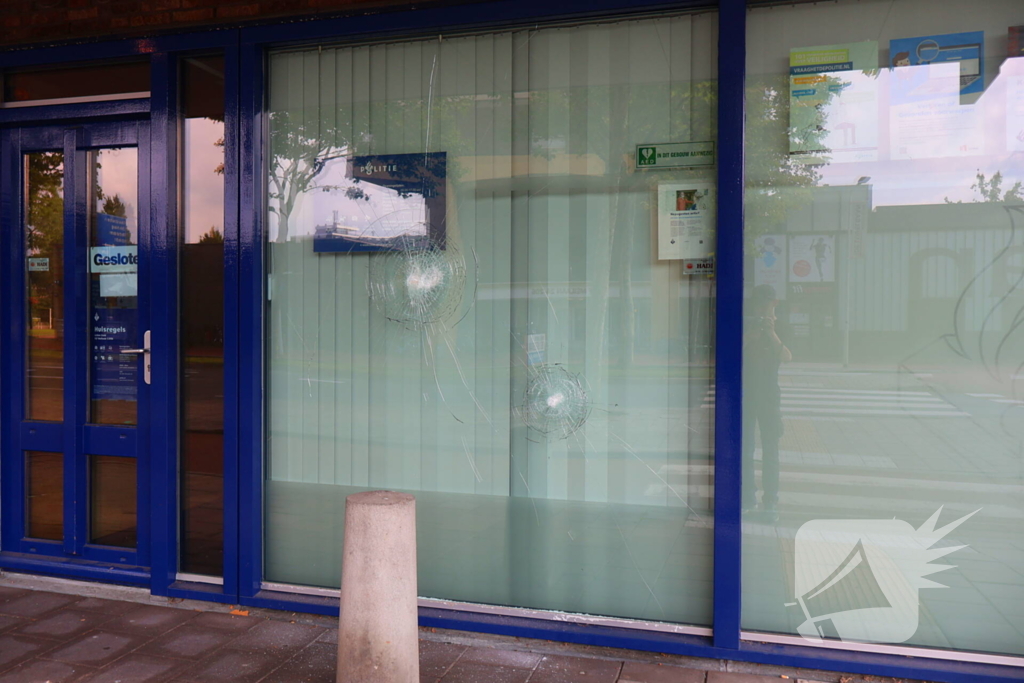 Ruit politiebureau vernield, politie doet onderzoek naar daders