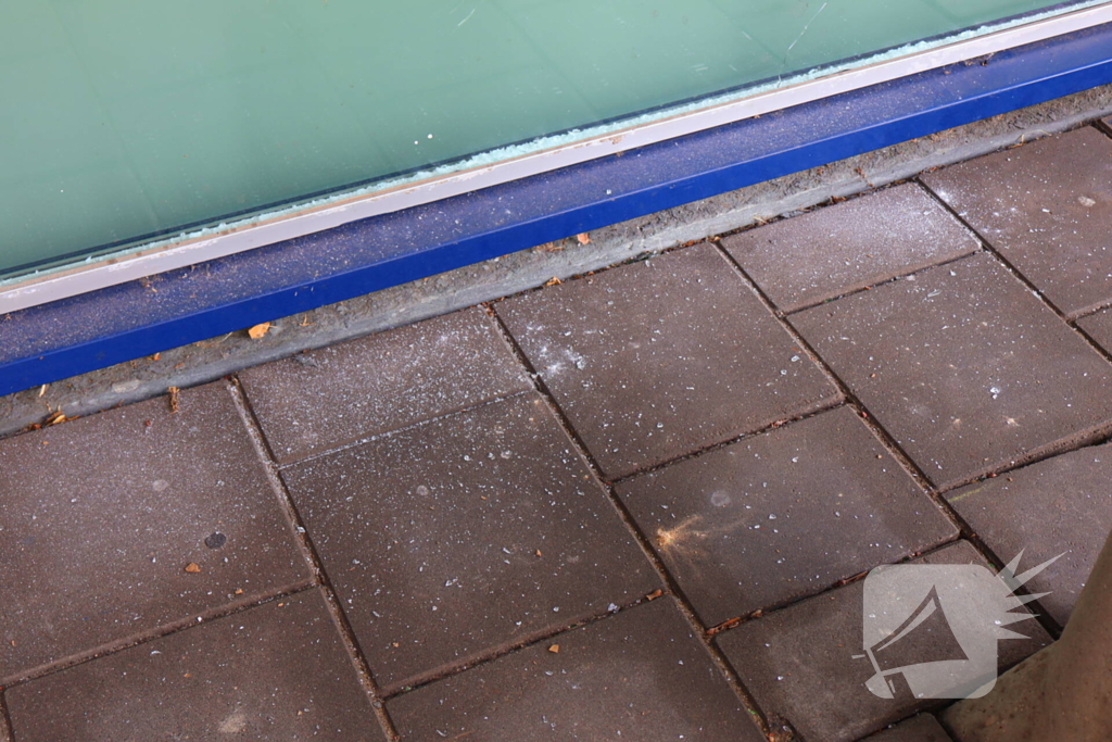 Ruit politiebureau vernield, politie doet onderzoek naar daders