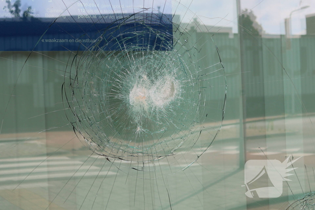 Ruit politiebureau vernield, politie doet onderzoek naar daders