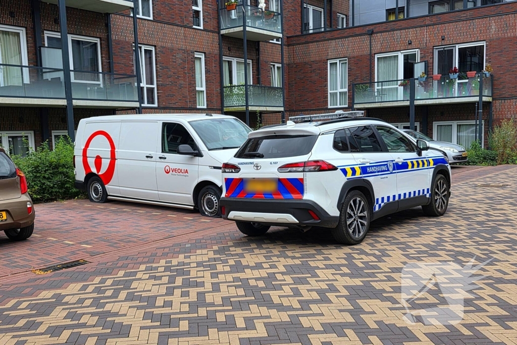 Meerdere banden lek gestoken van bedrijfsbus