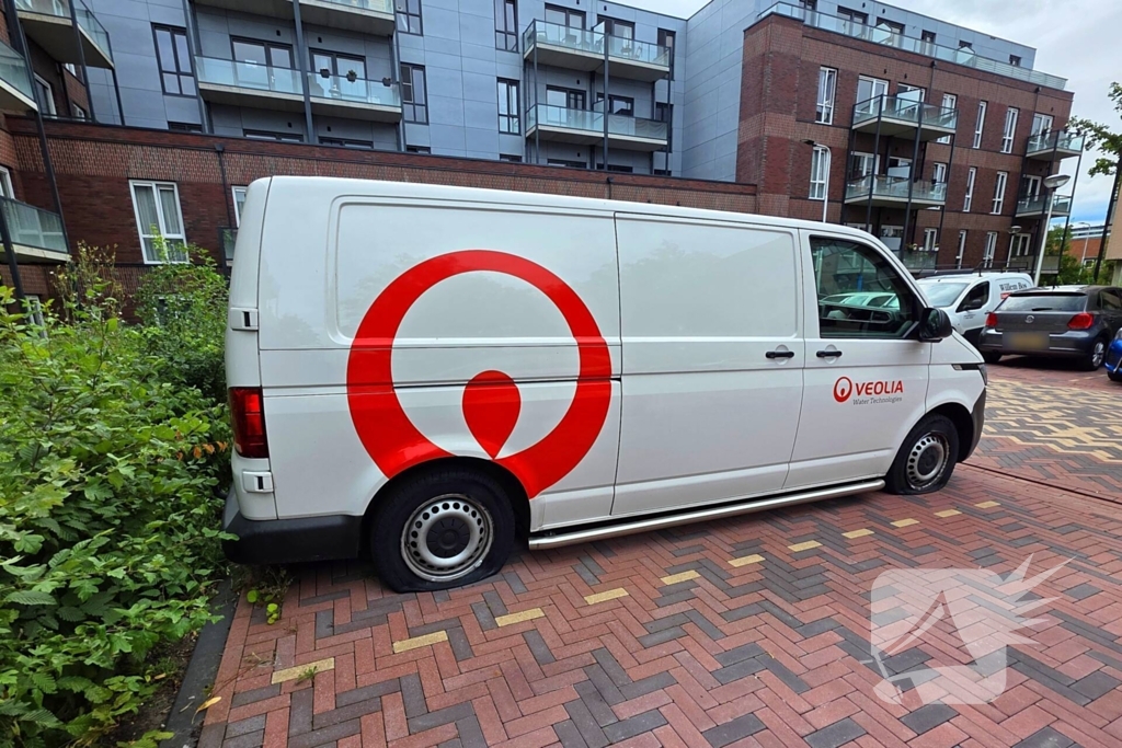 Meerdere banden lek gestoken van bedrijfsbus