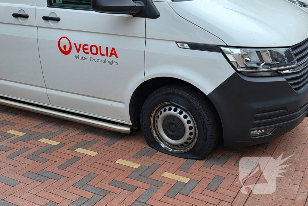 Meerdere banden lek gestoken van bedrijfsbus