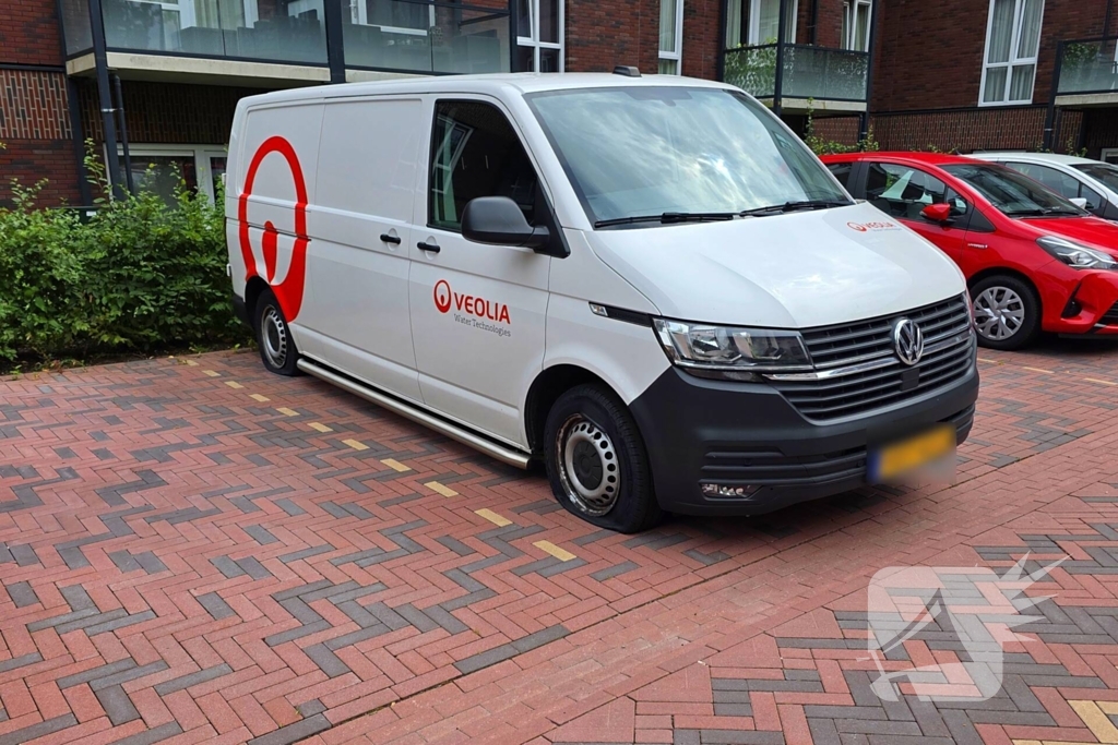 Meerdere banden lek gestoken van bedrijfsbus