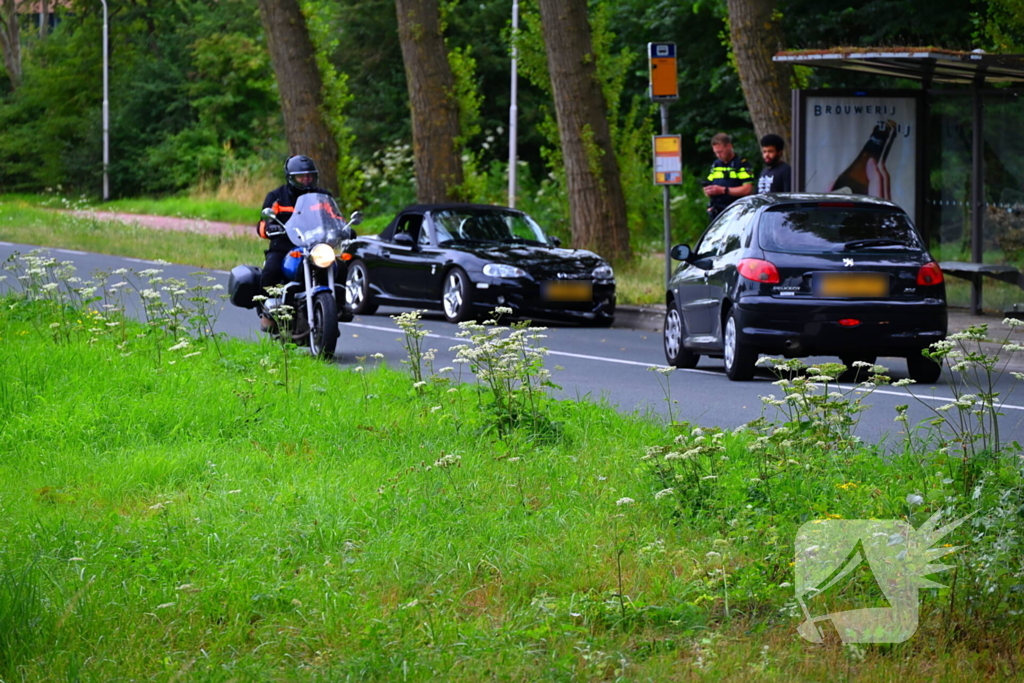 Bestuurder verliest macht over stuur