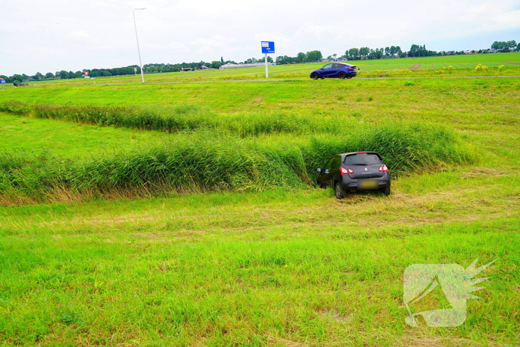 Automobilist mist afslag en belandt in berm