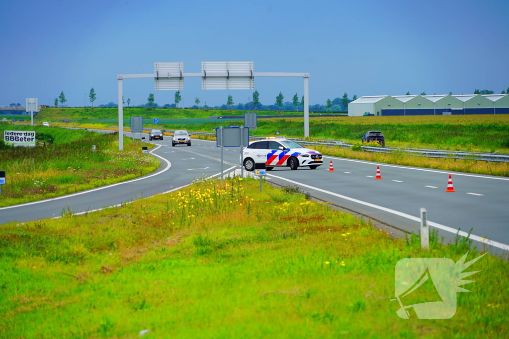 Automobilist mist afslag en belandt in berm