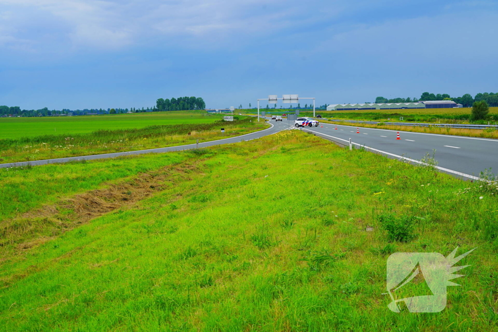 Automobilist mist afslag en belandt in berm