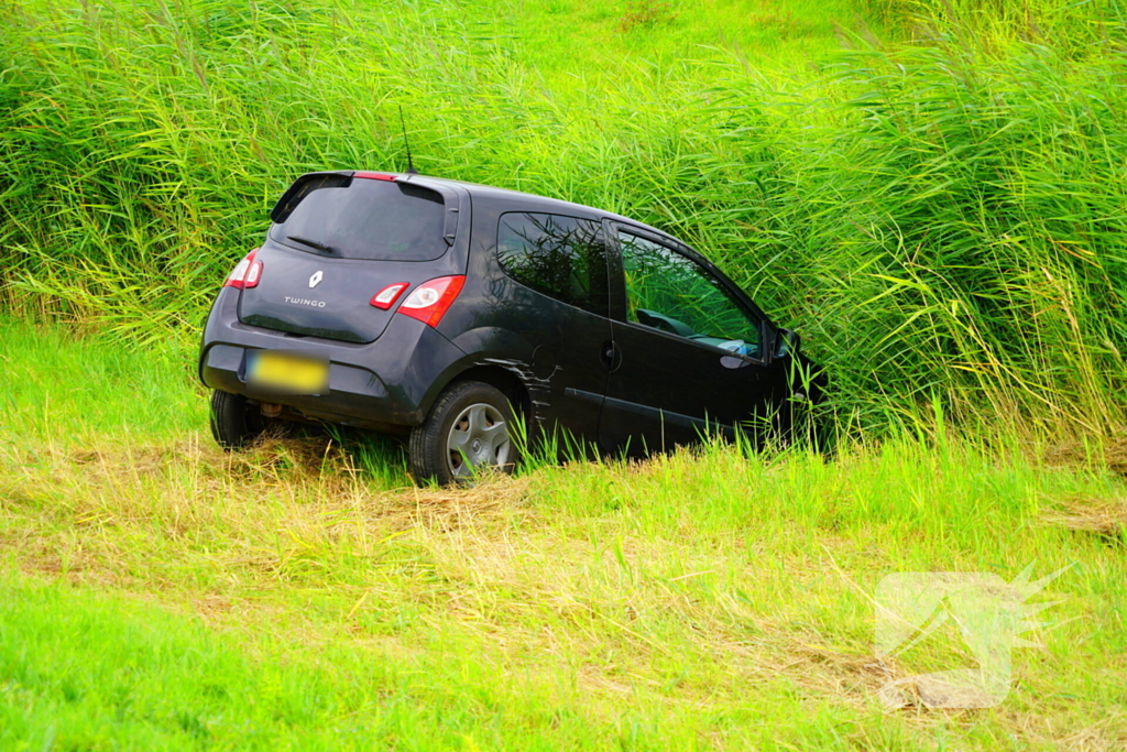 Automobilist mist afslag en belandt in berm