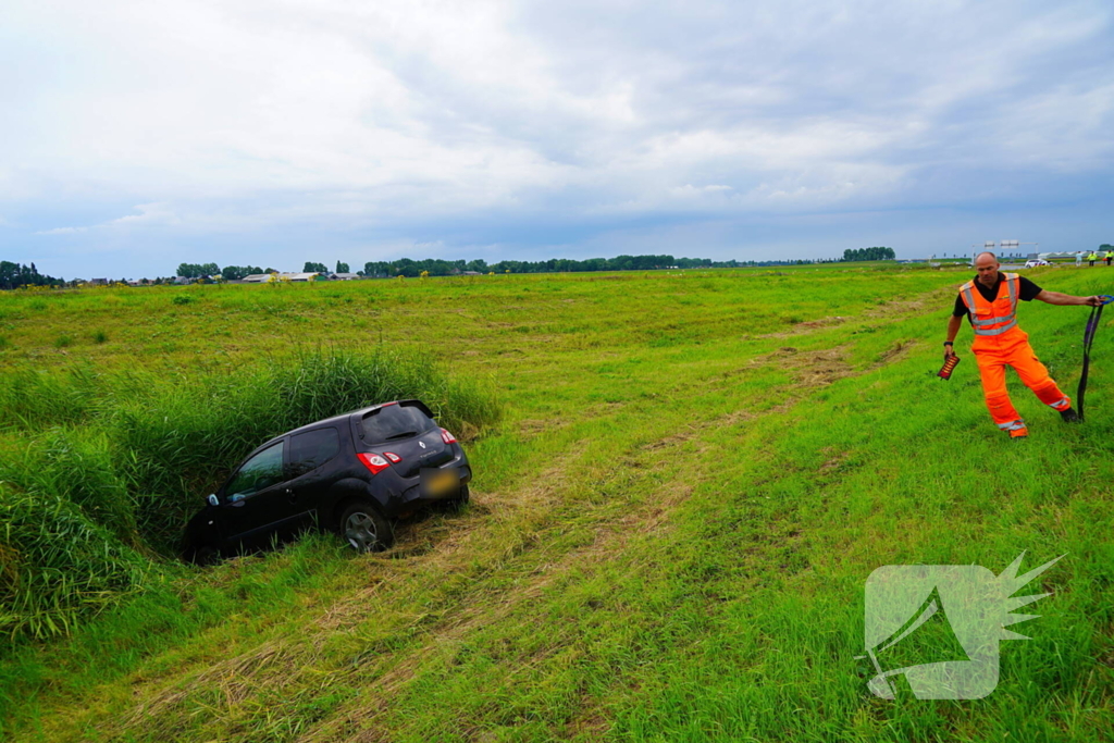 Automobilist mist afslag en belandt in berm