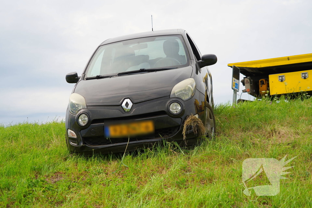 Automobilist mist afslag en belandt in berm