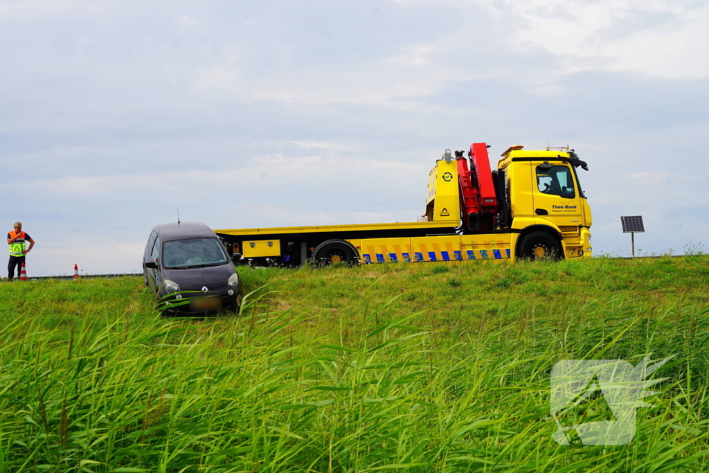 Automobilist mist afslag en belandt in berm