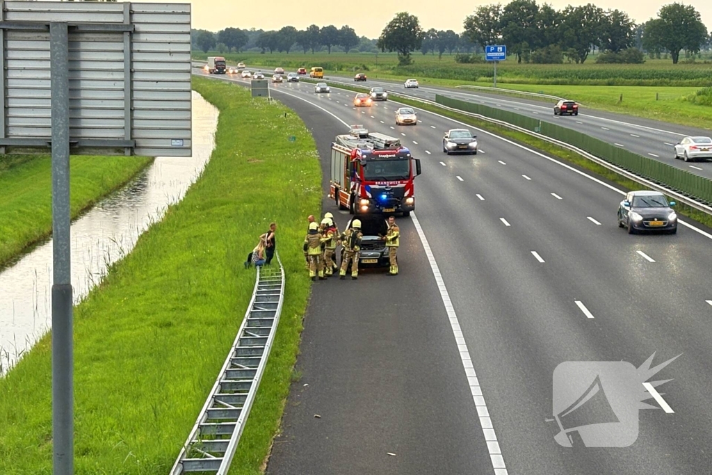 Bestuurder zet rokende auto op vluchtstrook