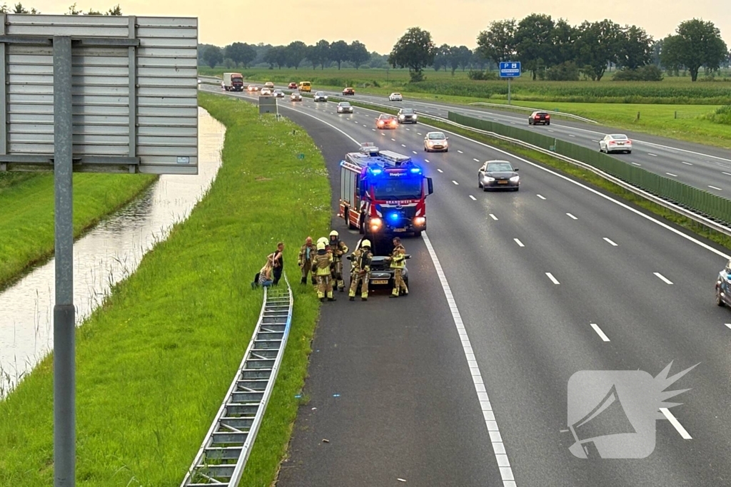 Bestuurder zet rokende auto op vluchtstrook