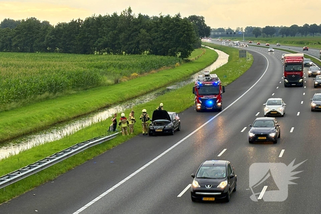 Bestuurder zet rokende auto op vluchtstrook