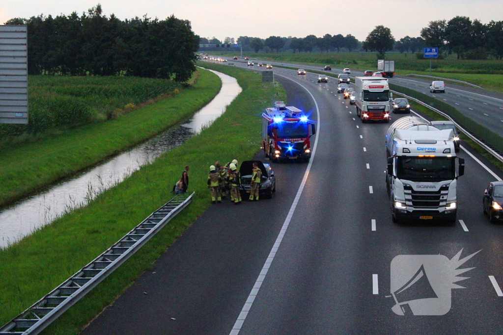 Bestuurder zet rokende auto op vluchtstrook