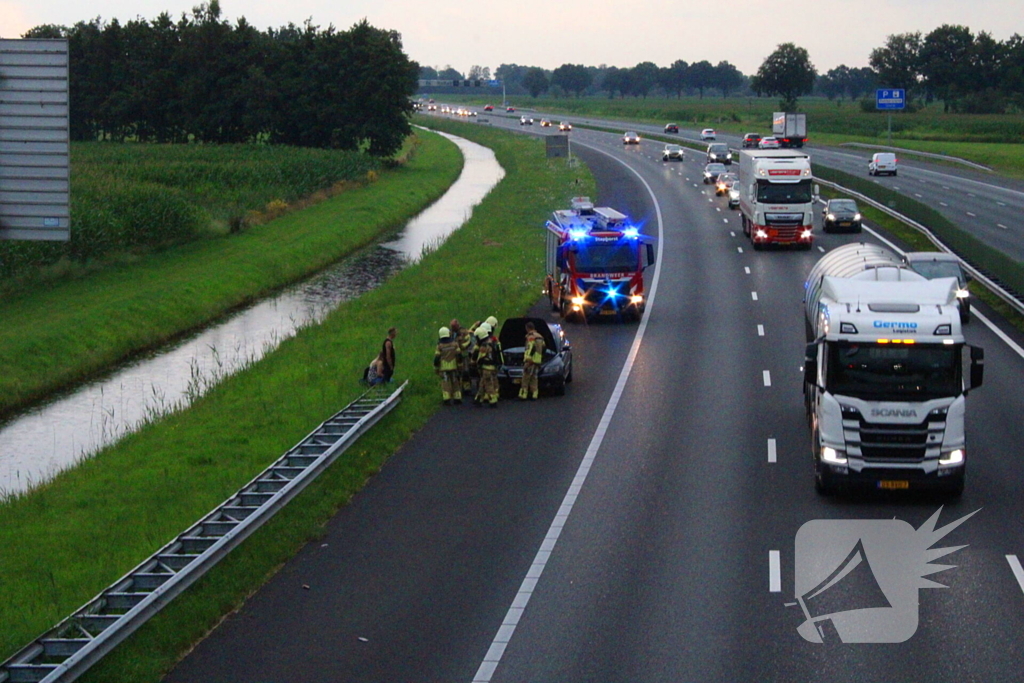 Bestuurder zet rokende auto op vluchtstrook