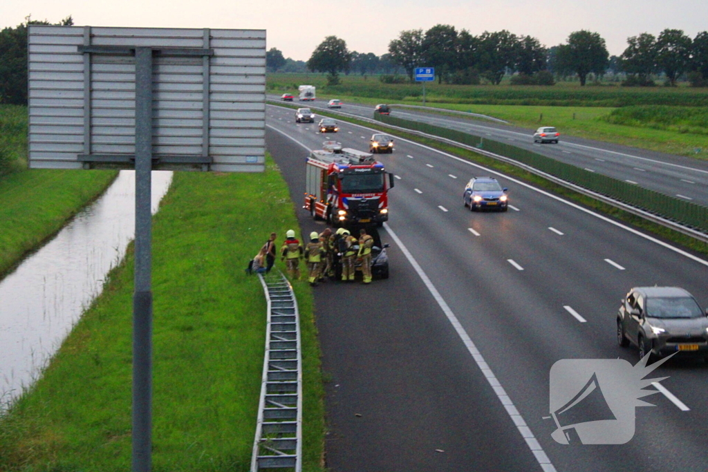 Bestuurder zet rokende auto op vluchtstrook
