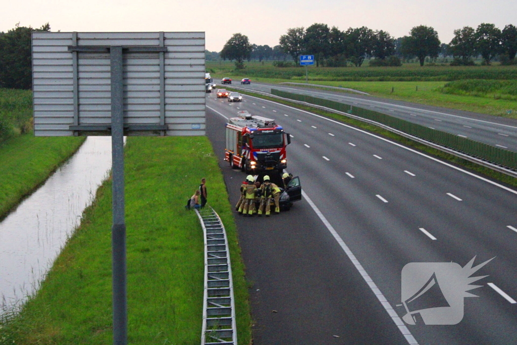 Bestuurder zet rokende auto op vluchtstrook