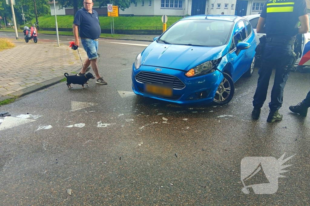 Veel schade bij aanrijding tussen twee voertuigen