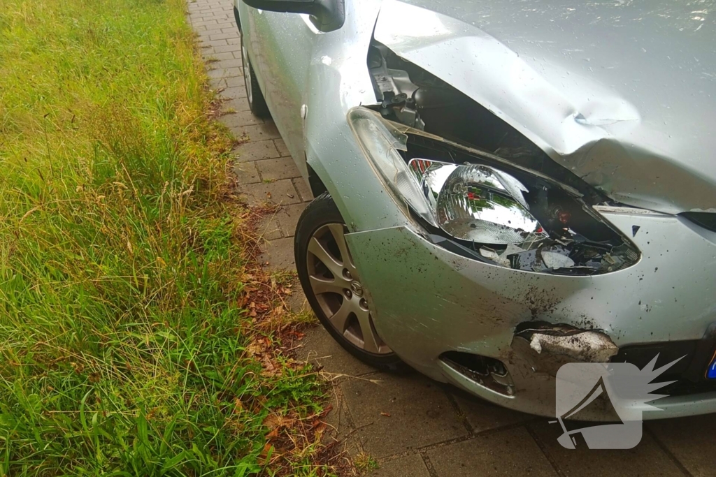 Veel schade bij aanrijding tussen twee voertuigen