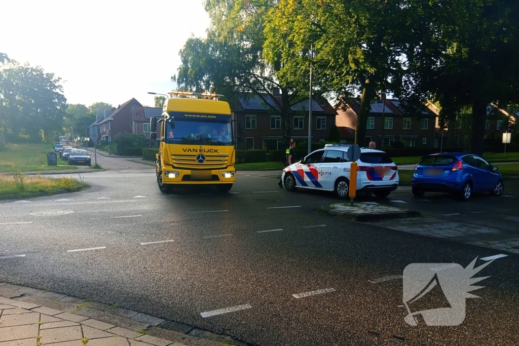 Veel schade bij aanrijding tussen twee voertuigen