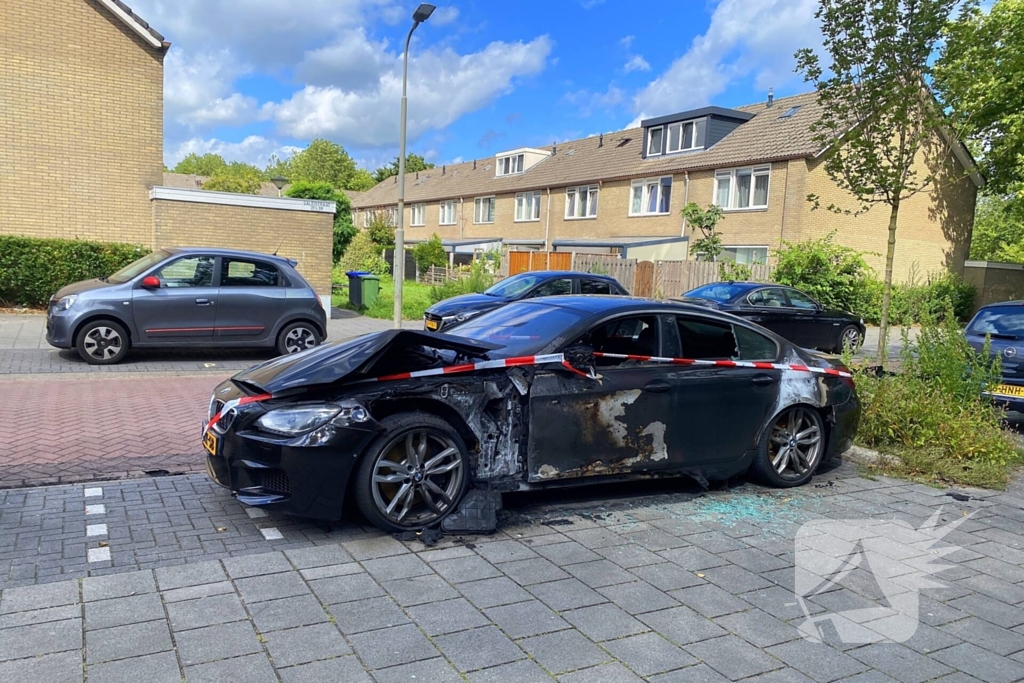 Brandweer redt geparkeerde auto's