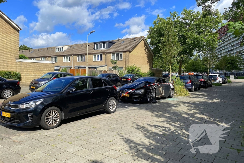 Brandweer redt geparkeerde auto's