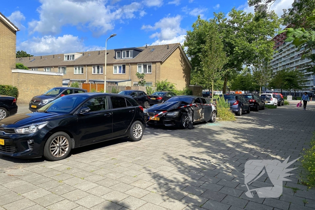 Brandweer redt geparkeerde auto's