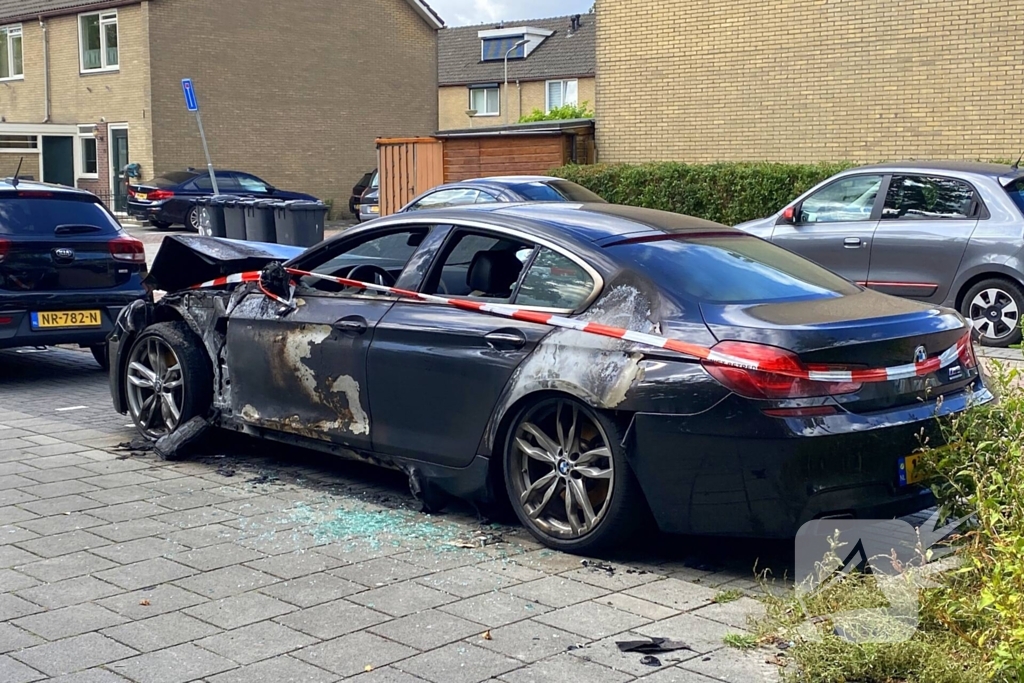 Brandweer redt geparkeerde auto's