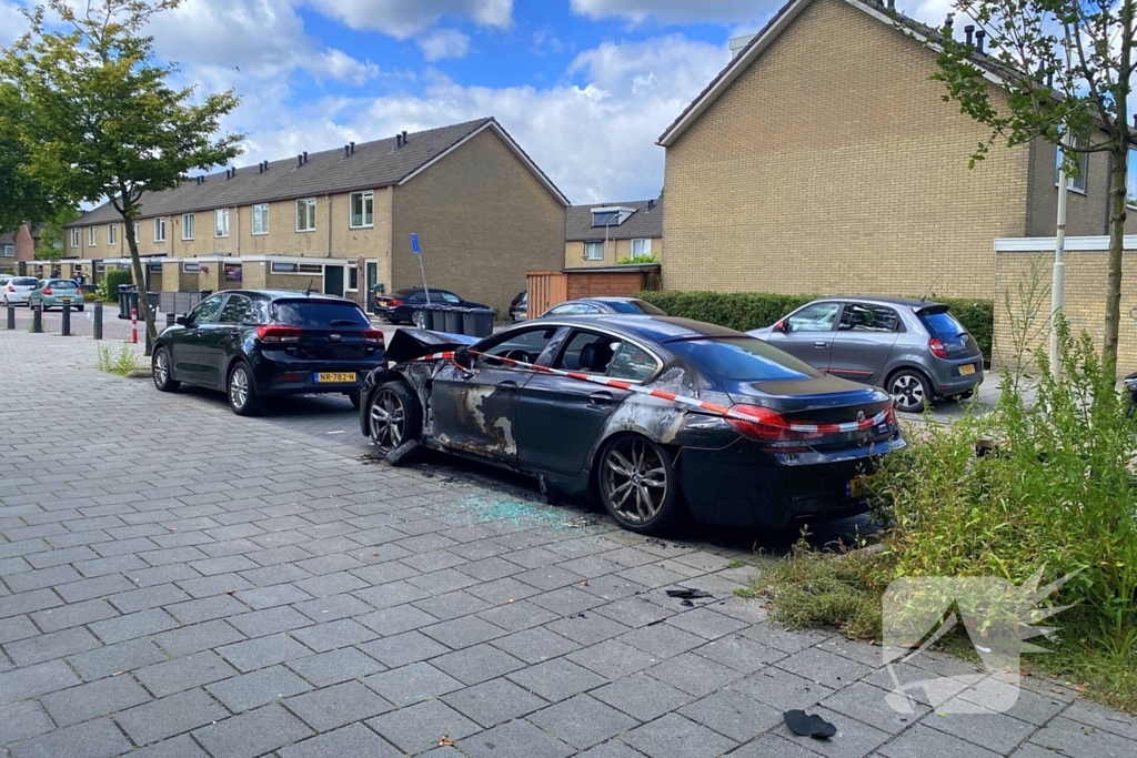 Brandweer redt geparkeerde auto's