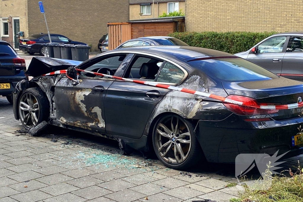 Brandweer redt geparkeerde auto's