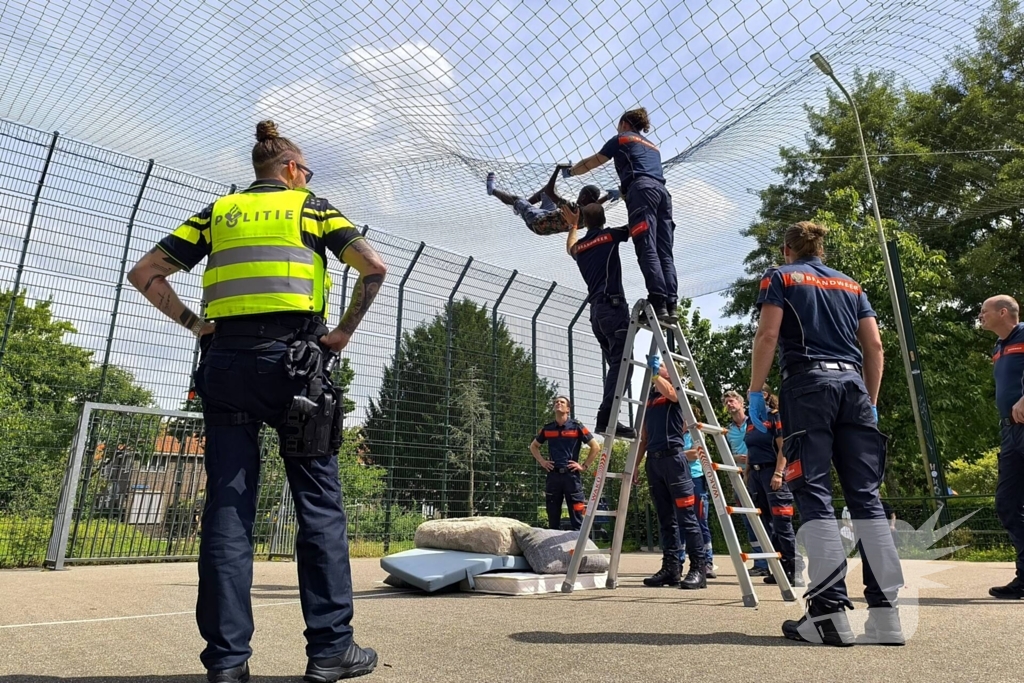 Brandweer redt jongen uit net