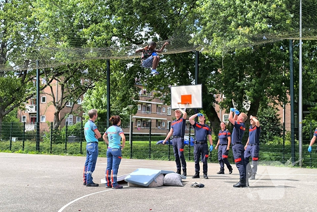 Brandweer redt jongen uit net