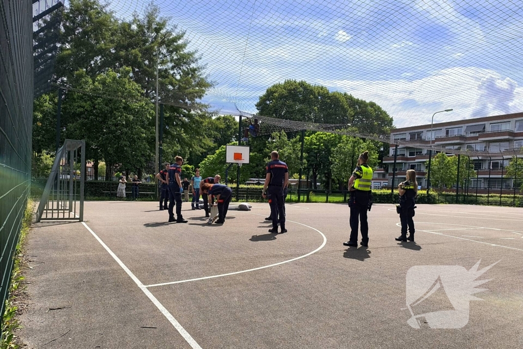 Brandweer redt jongen uit net