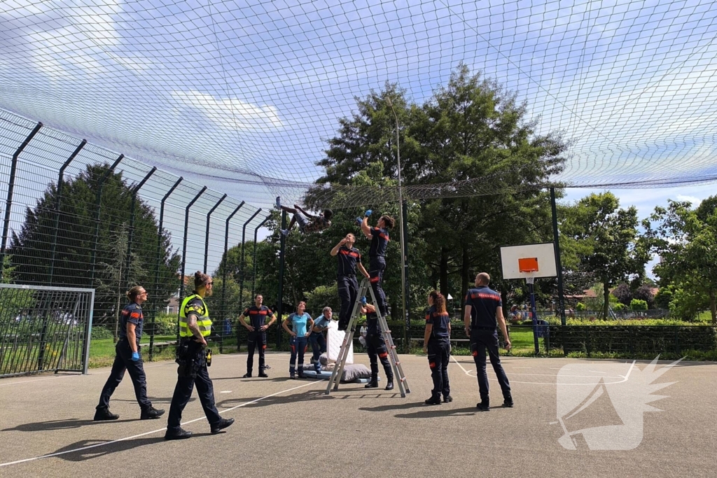 Brandweer redt jongen uit net