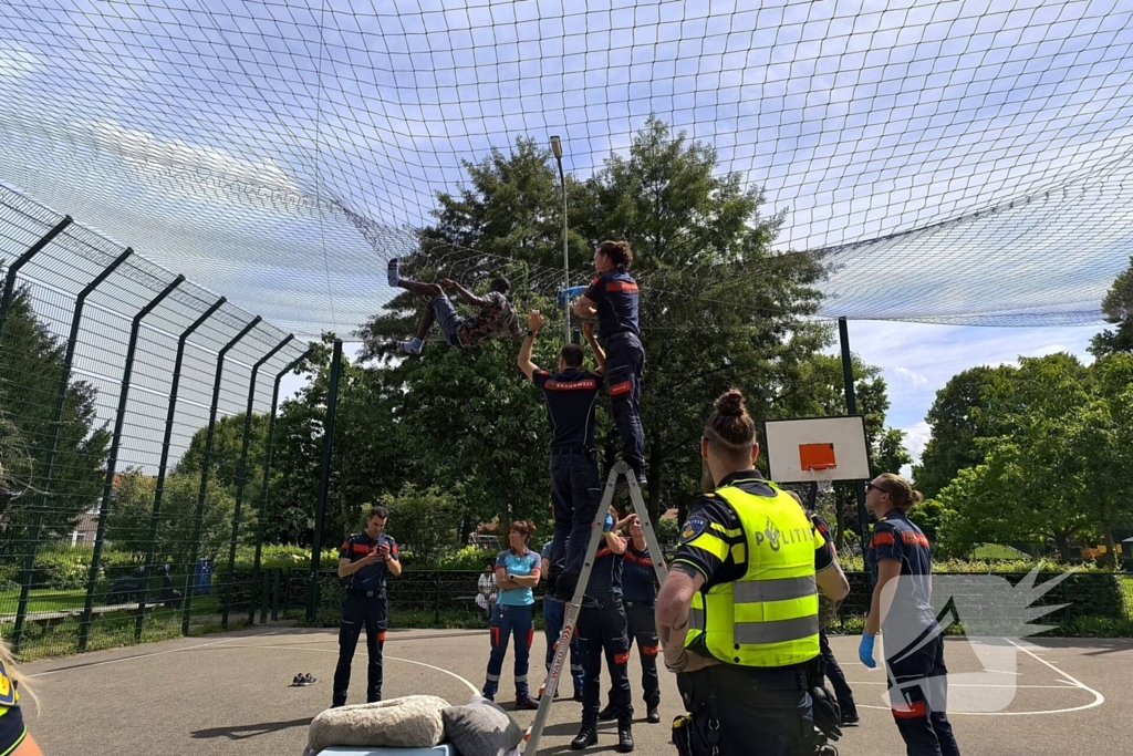 Brandweer redt jongen uit net