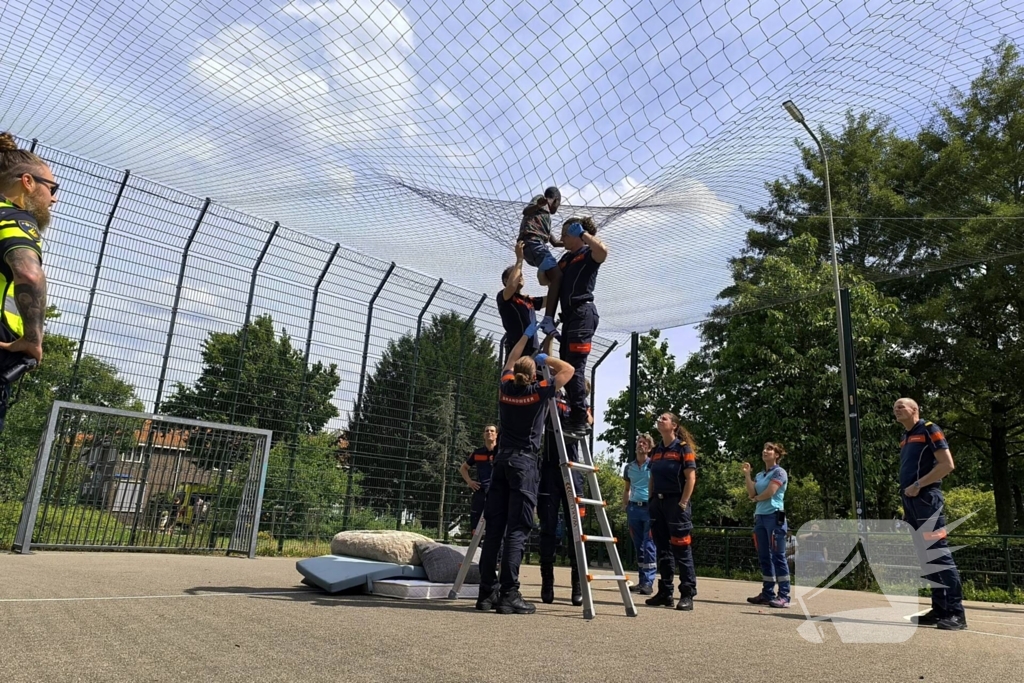 Brandweer redt jongen uit net