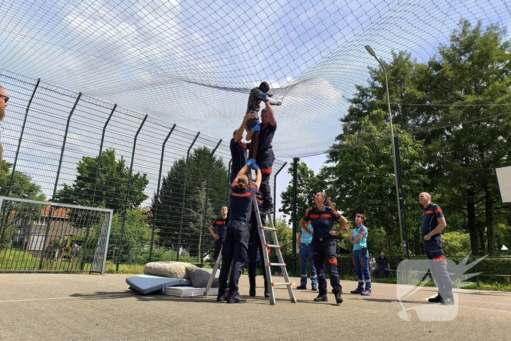Brandweer redt jongen uit net