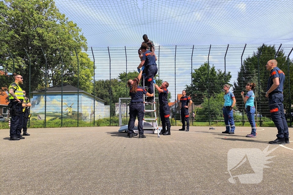 Brandweer redt jongen uit net