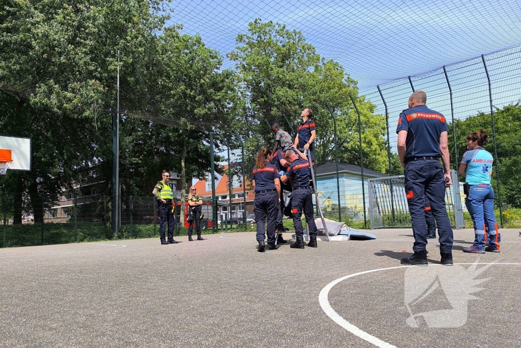 Brandweer redt jongen uit net