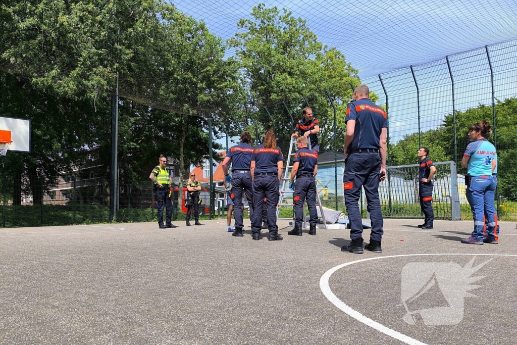 Brandweer redt jongen uit net