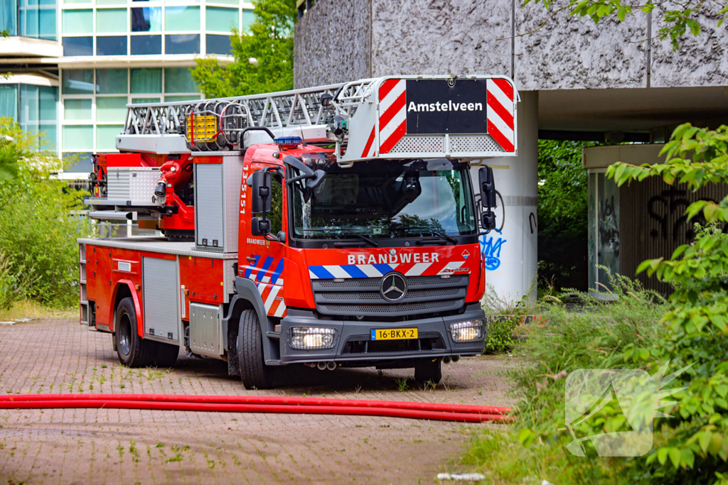 Brand in leegstaand kantoorgebouw vermoedelijk aangestoken