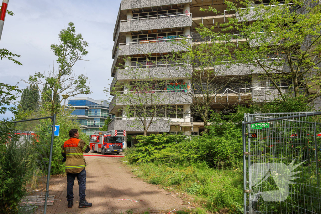 Brand in leegstaand kantoorgebouw vermoedelijk aangestoken
