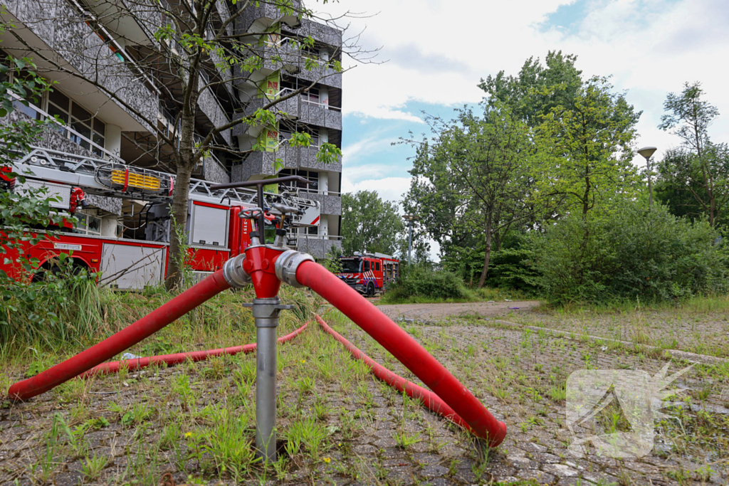 Brand in leegstaand kantoorgebouw vermoedelijk aangestoken