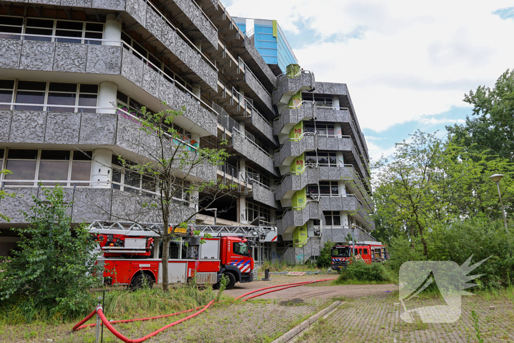 Brand in leegstaand kantoorgebouw vermoedelijk aangestoken
