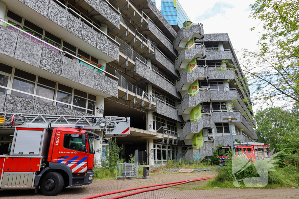 Brand in leegstaand kantoorgebouw vermoedelijk aangestoken