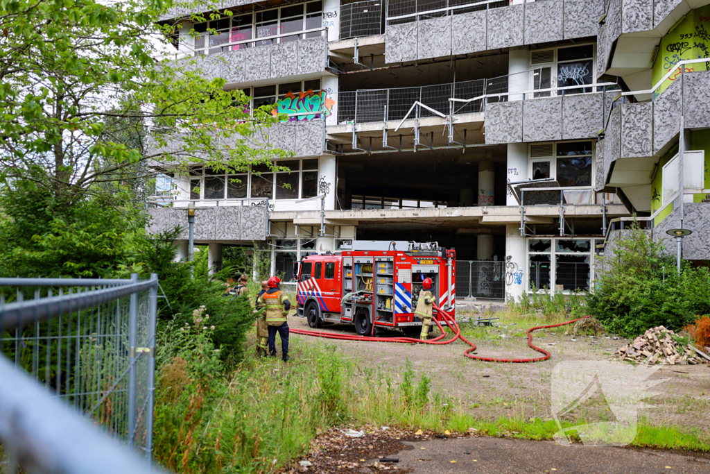 Brand in leegstaand kantoorgebouw vermoedelijk aangestoken