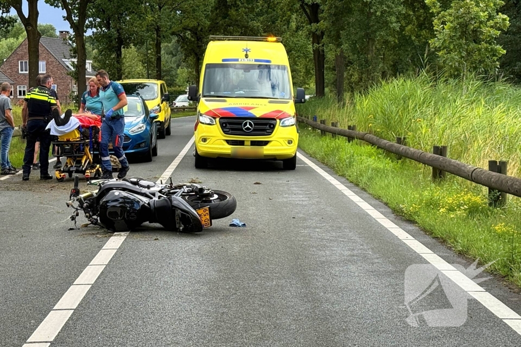 Motorrijder verliest controle in bocht